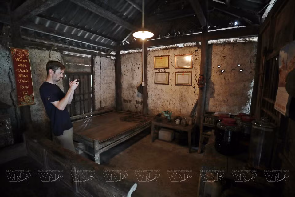 Los turistas extranjeros disfrutan tomando fotografías de los espacios antiguos de la casa. (Fuente: VNA)