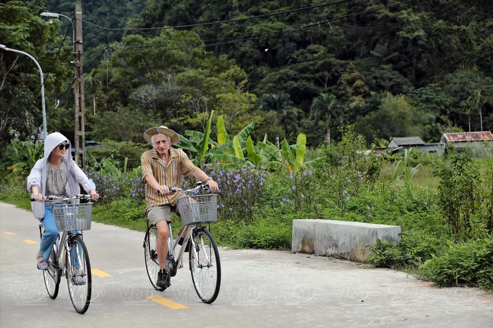Los visitantes también pueden optar por alquilar bicicletas para recorrer el antiguo pueblo de Viet Hai. (Fuente: VNA)