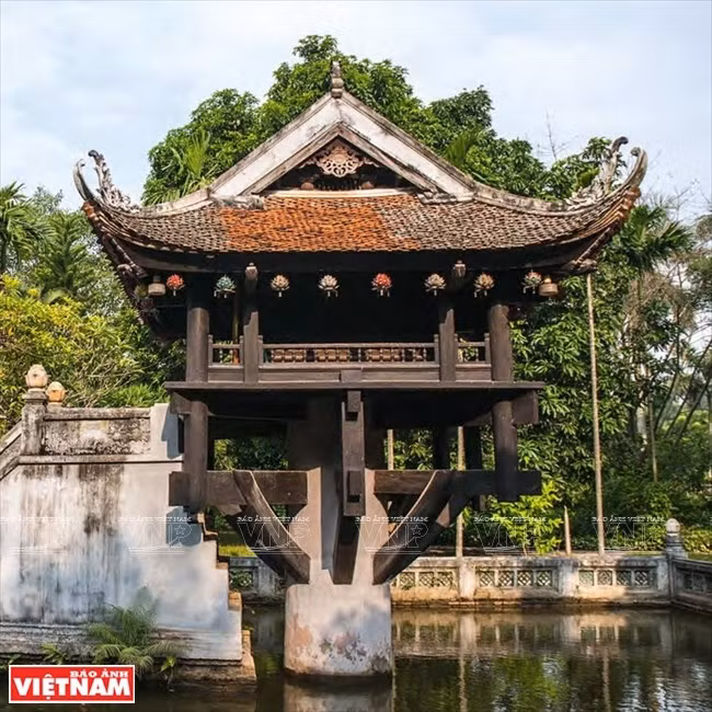 Una foto de la pagoda de Mot Cot (una pilar) en el libro. (Fuente: VNA)