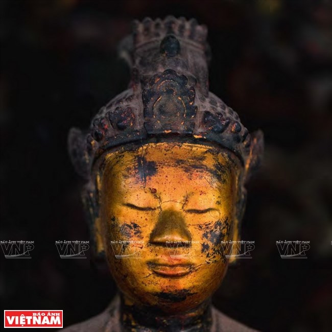 Una foto de una estatua de Buda en el libro. (Fuente: VNA)