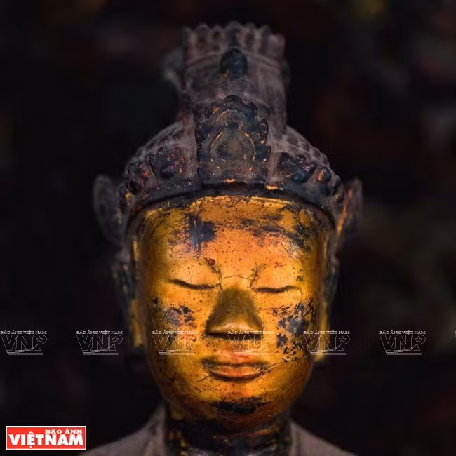 Una foto de una estatua de Buda en el libro. (Fuente: VNA)