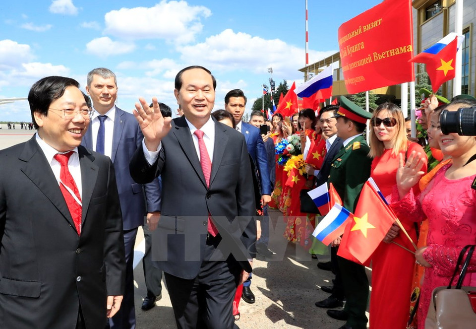 Numerosos vietnamitas residentes en Rusia dan la bienvenida al mandatario (Fuente: VNA)