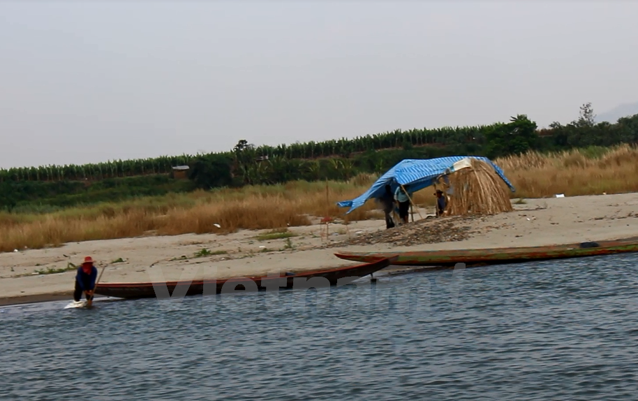 Un pescador tailandés coge pescados en el río. (Foto: VNA)