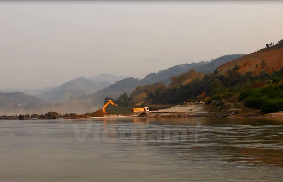 Obra de una planta hidroeléctrica en el río Mekong en Laos (Foto: VNA)