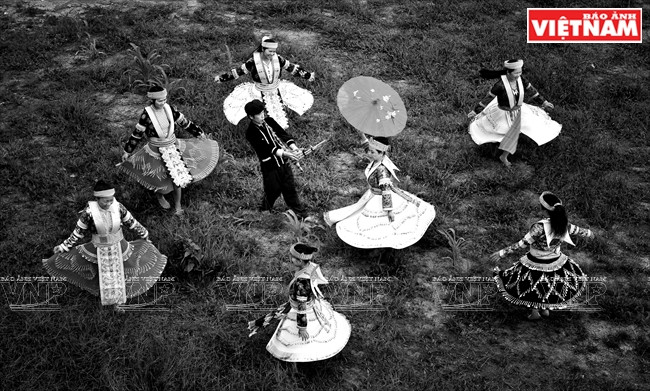 Danza de Khen (flauta del grupo minoritario Mong, hecha de bambú)