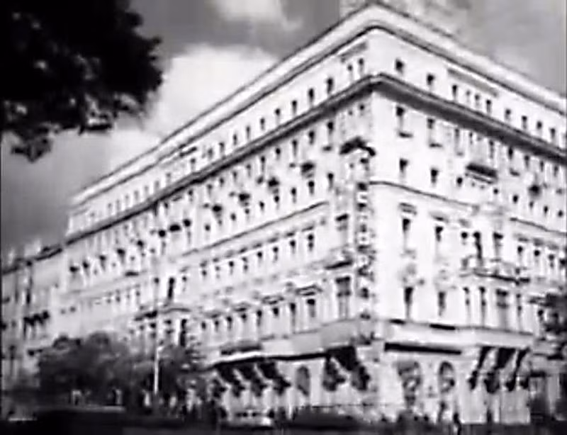 En 1923, Nguyen Ai Quoc llegó a Moscú (entonces capital de la Unión Soviética) para participar en las actividades de la Internacional Comunista. Vivió y trabajó desde finales de 1923 hasta principios de 1924 en el hotel Lux del número 10 en la calle de Tverskaya, reservado en ese momento para los cuadros y líderes de la clase trabajadora procedentes de diversos países que asistían a los programas de la Internacional Comunista (Fuente: Archivo de VNA)