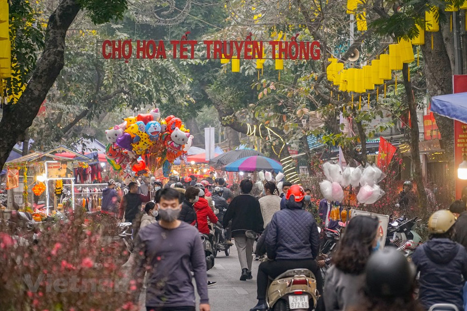 Hanoi cuenta actualmente con diversos mercados de flores famosos, pero para aquellos a quienes les gusta recordar un antiguo Tet (Año Nuevo Lunar), el mercado de flores Hang Luoc todavía sigue siendo un destino favorito de compras en los días previos al Tet. Se trata de la feria de flores tradicional que tiene lugar durante siete días a partir del día 23 del último mes del calendario lunar. Los visitantes acuden aquí no solo para comprar presentes, sino también para sentir temprano el espíritu de la primavera en ocasión del Año Nuevo Lunar. También es un punto de encuentro ideal de los hanoyenses en esos días festivos (Fuente: Vietnam +)
