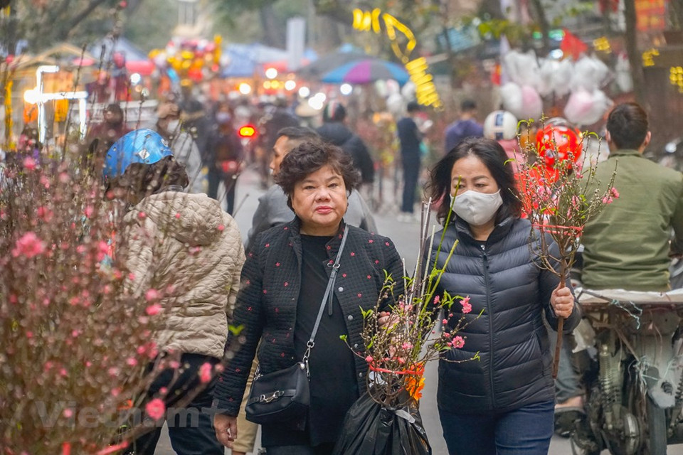 Pese a que las flores de papel y seda no son tan hermosas como las frescas, estos artículos son duraderos y tienen diversos tipos y colores. En cada fiesta tradicional del Tet (Año Nuevo Lunar), se compra mucho esta mercancía para adornar la casa. Para los vietnamitas, las flores son objetos de decoración indispensables cuando llega la fiesta del Tet. Se trata de la mayor celebración de los vietnamitas asociada a las costumbres arraigadas de la identidad cultural nacional. Todo el país practica estas tradiciones para expresar sus deseos de un nuevo año colmado de bendiciones, salud, prosperidad, felicidad y éxito (Fuente: Vietnam +) 