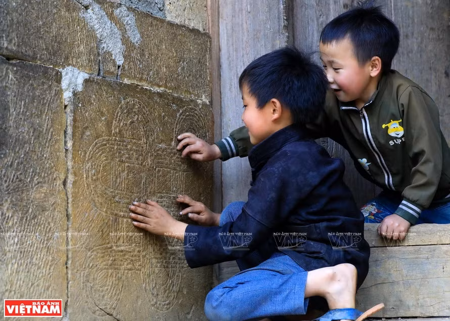 Las texturas meticulosas aparecen a lo largo de las secciones de piedra de las paredes (Fuente: Revista Ilustrada de Vietnam) 