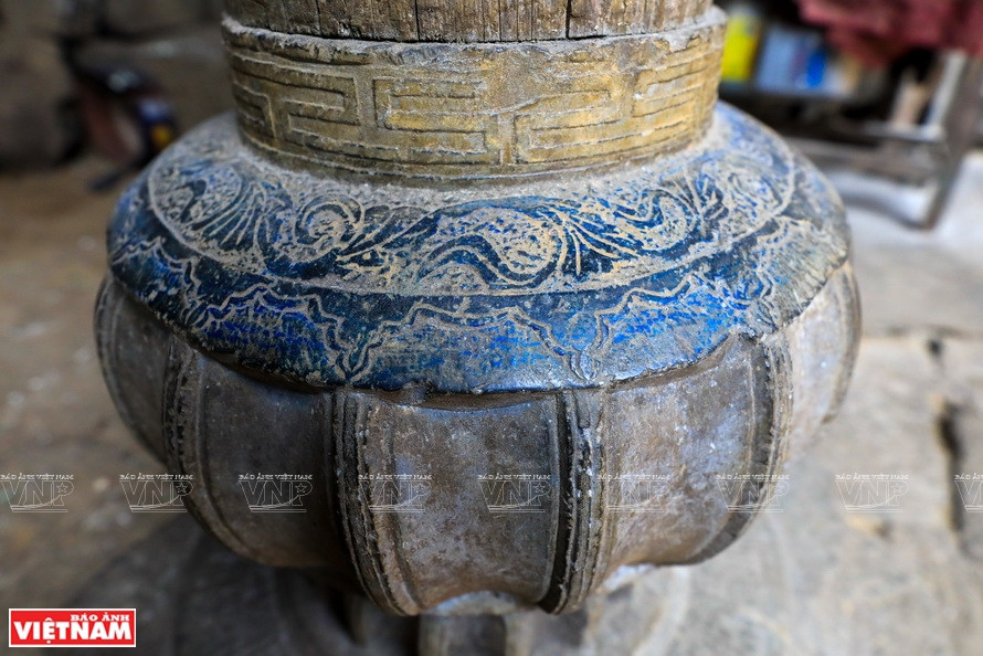 Los pilares de piedra que sostienen la casa antigua están cincelados y tallados de manera sofisticada (Fuente: Revista Ilustrada de Vietnam) 