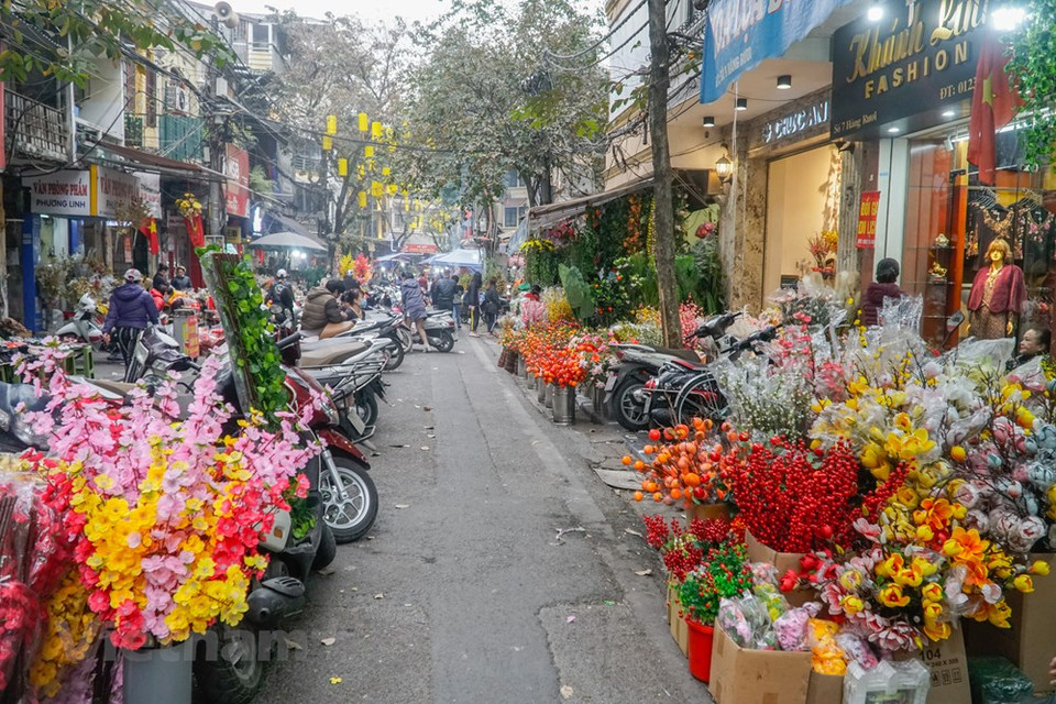Cualquier hanoyense tiene recuerdos de su infancia en el mercado de flores Hang Luoc, ubicado en el casco antiguo de la capital, pues de pequeño solía acompañar a sus abuelos o sus padres a este sitio. El mercado de flores tiene lugar durante siete días a partir del día 23 del último mes del calendario lunar, y constituye una de las actividades culturales más importantes en Hanoi en ocasión del Tet (Año Nuevo Lunar). Los niños vienen a la feria para ver y jugar, mientras los adultos compran ramas de melocotón, árboles de kumquat, ramos de flores frescas. Todos quieren disfrutar del ambiente abarrotado y alegre en los días previos al Tet (Fuente: Vietnam +)