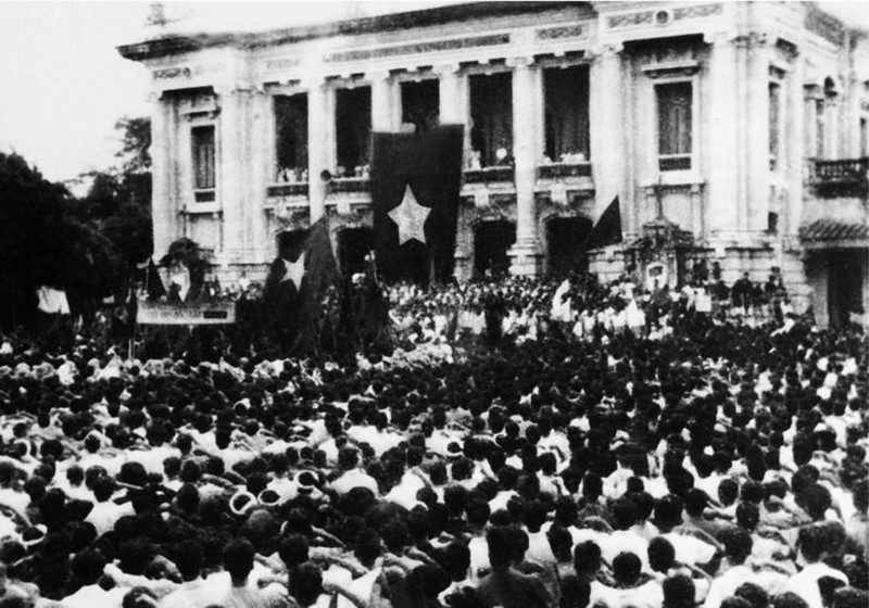 El 19 de agosto de 1945, decenas de miles de pobladores de Hanoi y las provincias vecinas acudieron a la plaza del Teatro de la Ópera de Hanoi para participar en un mitin masivo sin precedentes, en apoyo al levantamiento general para tomar el poder (Fuente: Archivo de VNA)