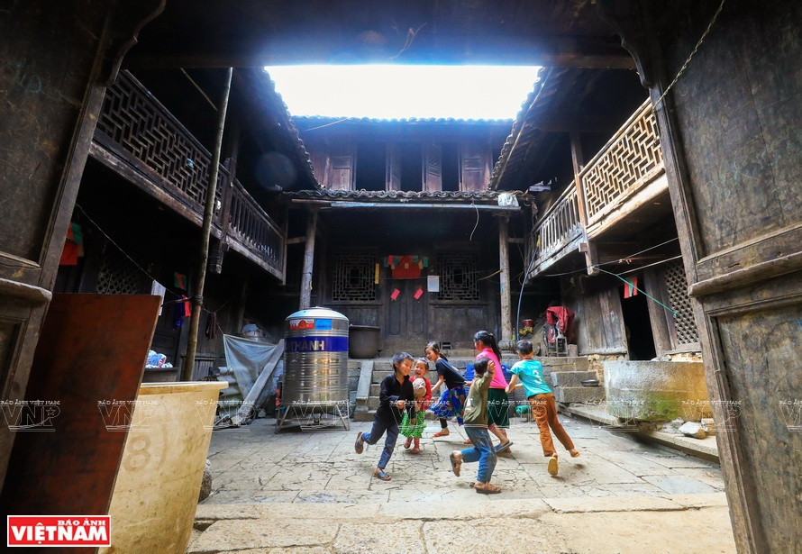 El patio de la casa antigua está pavimentado con piedra y tiene un sistema de drenaje perforado (Fuente: Revista Ilustrada de Vietnam) 