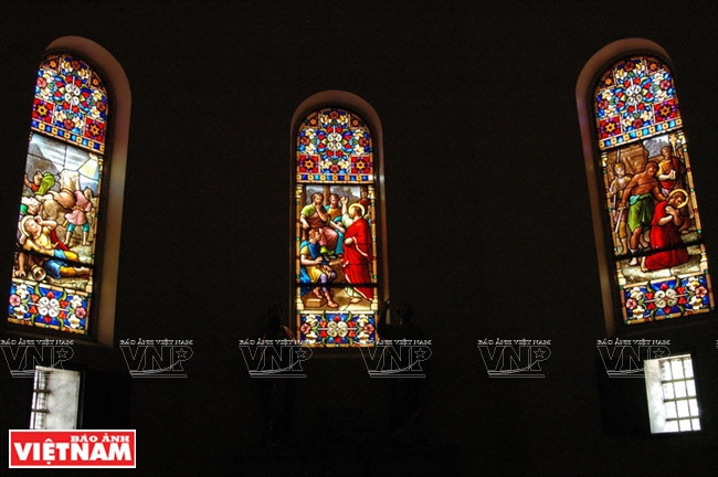 La iglesia tiene 56 cristaleras fabricadas en Francia. Retratan figuras o eventos en la Biblia.