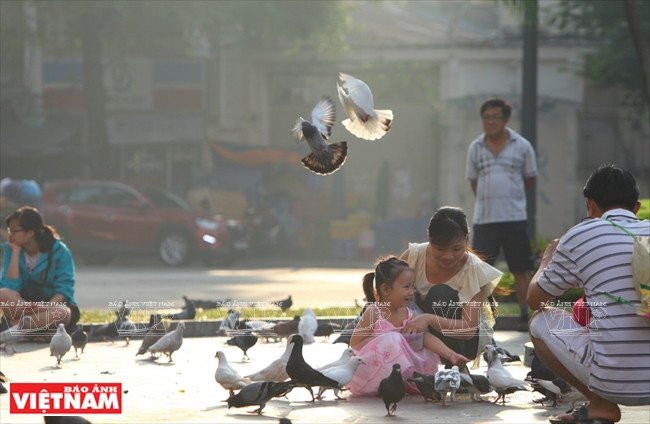 La Catedral se ubica en la Plaza de la Comuna de París, donde la gente puede alimentar y divertirse con las palomas.