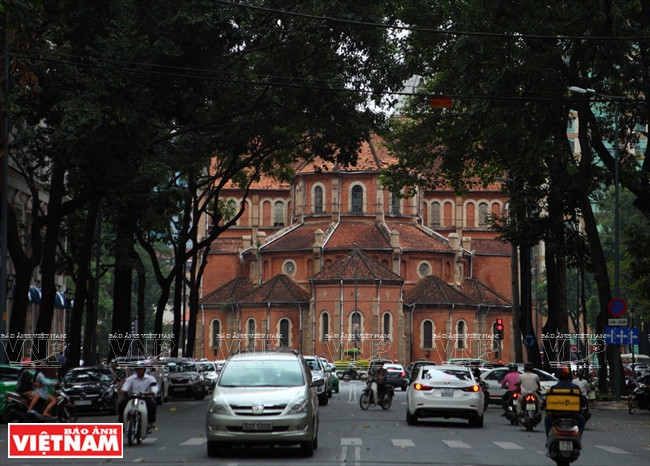 La fachada principal de la Catedral está en frente a la calle Dong Khoi, una de las más antiguas y animadas de la megalópolis. 