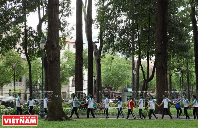 Cerca de la Catedral, el Parque del 30 de Abril es lugar favorito de los jóvenes.