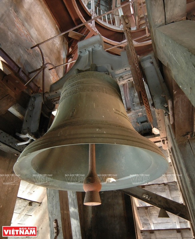 Dos campanarios alberga seis campanas producidas en Francia. Se tocan las campanas simultáneamente sólo por la Nochebuena. 