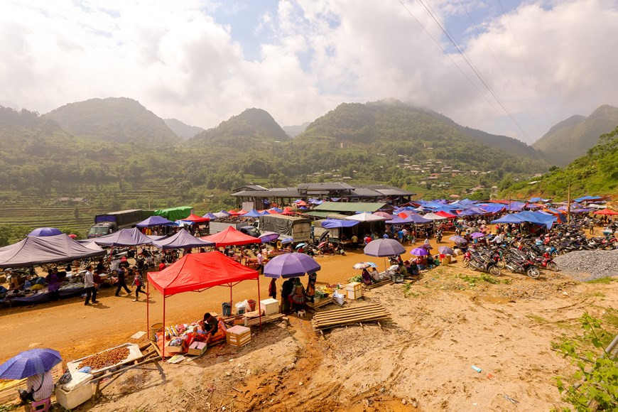 El mercado Can Cau se encuentra en la comuna de Can Cau, distrito de Si Ma Cai, provincia norteña de Lao Cai. Está a casi 100 kilómetros al noreste de la ciudad de Lao Cai y a 30 kilómetros al norte de la ciudad de Bac Ha. A diferencia de otros mercados o destinos turísticos en Lao Cai, la feria de Can Cau, después de muchos años, aún conserva las características originales de los pueblos étnicos de las zonas montañosas. Especialmente, este es un mercado indispensable para las minorías étnicas en el distrito de Si Ma Cai, Lao Cai. Can Chau es una feria anual de las etnias Mong Hoa, Giay, Dao. (Foto: Vietnamplus)