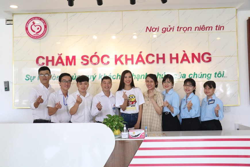 La finalista Nguyen Huynh Kim Duyen entrega máscaras a los pacientes y sus familiares en el Hospital Infantil y el Hospital de Obstetricia y Ginecología de ciudad de Can Tho. Su trabajo tiene lugar en medio de la evolución complicada de la pandemia del COVID-19, la cual apareció a finales de 2019 en China. Su impacto se ve claramente en todos los aspectos de la vida socioeconómica. Kim Duyen dijo que esta es una responsabilidad que una finalista universal debe hacer. Según los expertos, llevar mascarillas sanitarias es una de las medidas más importantes y efectivas para prevenir y luchar con la epidemia del coronavirus. (Fuente: Vietnam +)