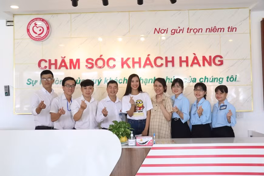 La finalista Nguyen Huynh Kim Duyen entrega máscaras a los pacientes y sus familiares en el Hospital Infantil y el Hospital de Obstetricia y Ginecología de ciudad de Can Tho. Su trabajo tiene lugar en medio de la evolución complicada de la pandemia del COVID-19, la cual apareció a finales de 2019 en China. Su impacto se ve claramente en todos los aspectos de la vida socioeconómica. Kim Duyen dijo que esta es una responsabilidad que una finalista universal debe hacer. Según los expertos, llevar mascarillas sanitarias es una de las medidas más importantes y efectivas para prevenir y luchar con la epidemia del coronavirus. (Fuente: Vietnam +)