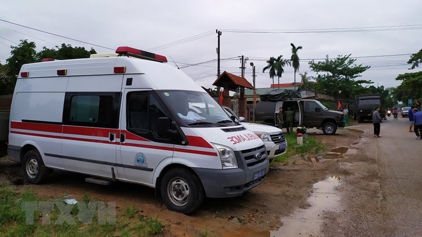 Se moviliza una ambulancia y suministros médicos para rescatar a las víctimas de un deslizamiento de tierra en la central hidroeléctrica Rao Trang 3. (Fuente: VNA)