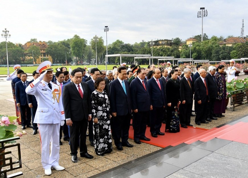 El primer ministro, Nguyen Xuan Phuc; la presidenta de la Asamblea Nacional, Nguyen Thi Kim Ngan; el titular del Frente de la Patria, Tran Thanh Man, y varios exdirigentes del país, colocaron una ofrenda floral en el sitio y expresaron su profunda gratitud por los méritos y el legado del Tío Ho a la causa revolucionaria del Partido y de la nación. Asimismo, reafirmaron su firme postura sobre la independencia nacional ligada al socialismo de manera indisoluble, con la aplicación del marxismo-leninismo y el pensamiento de Ho Chi Minh, además de promover la renovación y la integración internacional, con el propósito de elevar el prestigio de Vietnam en la arena mundial. (Fuente: Vietnam+) 
