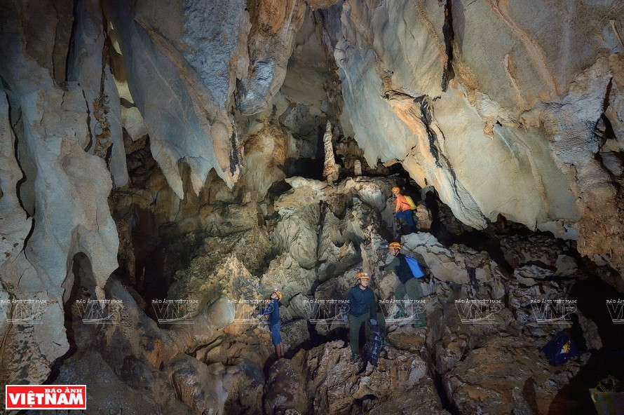 1. Los visitantes reciben los equipos necesarios para explorar cada rincón de la cueva y apreciar las estalactitas y estalagmitas. Foto: Ly Hoang Long