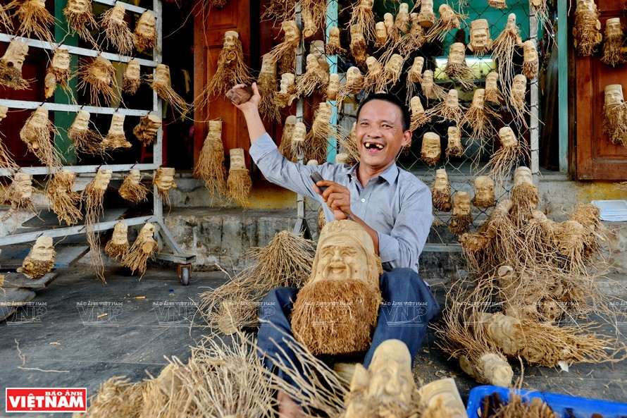 El artesano Huynh Phuong Do es conocido por su talento en el tallado de hermosas estatuas en tocones de bambú. Foto: Thanh Hoa / VNP