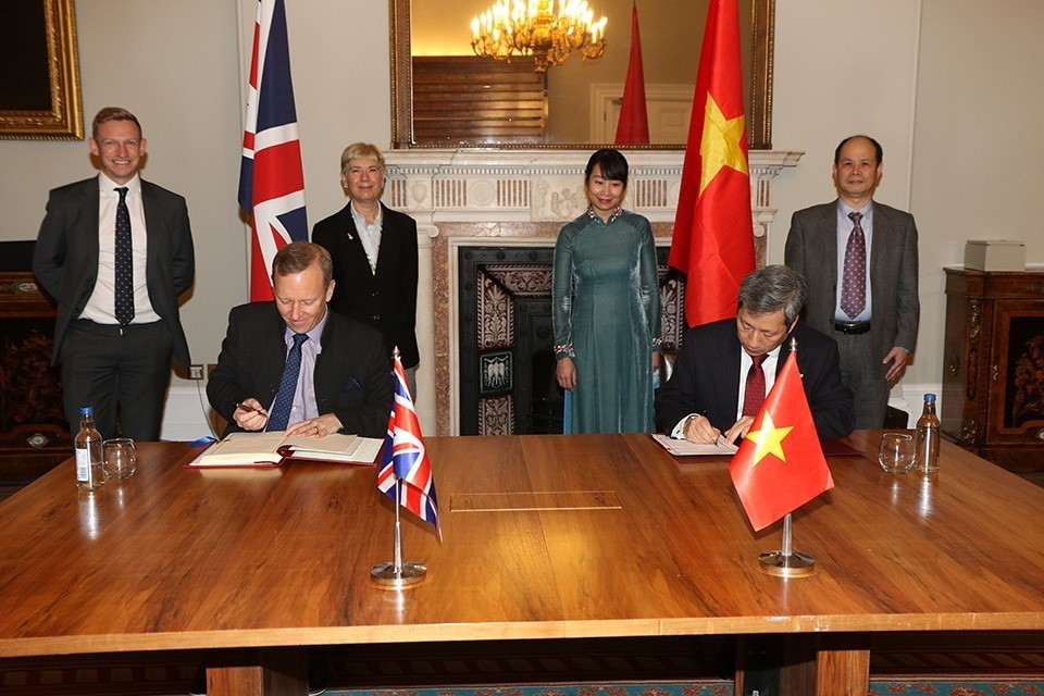 Los embajadores de Vietnam Tran Ngoc An y de Reino Unido Gereth Edward firman el Tratado de Libre Comercio entre ambos países. (Fuente: VNA)