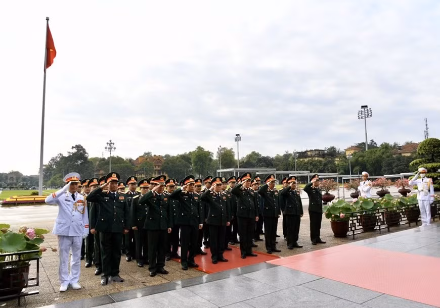 El Mausoleo del Presidente Ho Chi Minh (vietnamita: Lăng Chủ tịch Hồ Chí Minh) es un mausoleo que sirve como lugar de descanso del líder revolucionario vietnamita en la capital de Hanoi, Vietnam. Es un gran edificio ubicado en el centro de la plaza Ba Dinh, donde Ho Chi Minh, presidente del Partido de los Trabajadores de Vietnam desde 1951 hasta su muerte en 1969, leyó la Declaración de Independencia el 2 de septiembre de 1945, estableciendo la República Democrática de Vietnam. El Mausoleo de Ho Chi Minh es uno de los sitios de mayor interés de esta ciudad y está integrado a la historia, política y social de Vietnam. (Fuente: Vietnam+) 