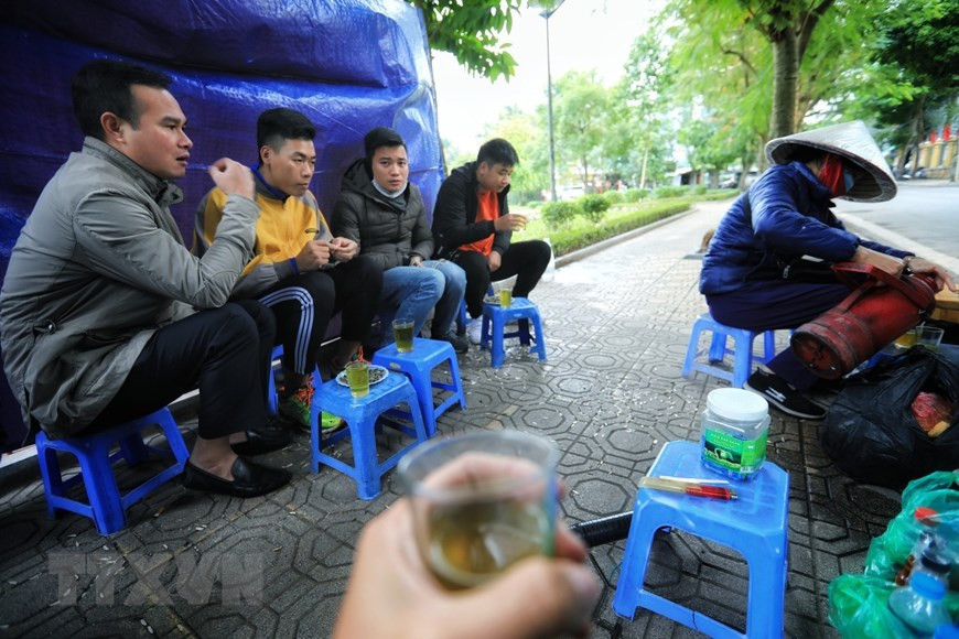 Los hanoiyenses se acurrucan en su chaqueta en un día frío. (Fuente: VNA)