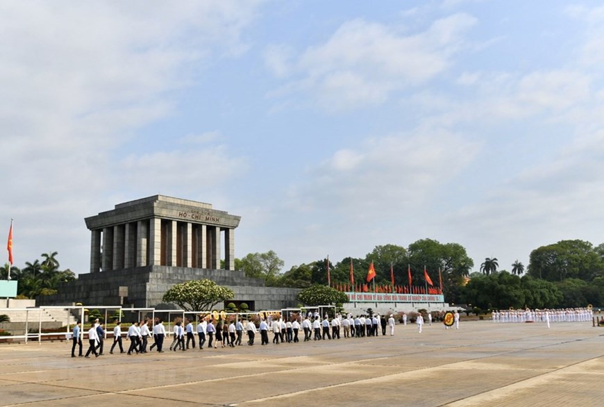 Dirigentes del Partido, Estado y Gobierno de Vietnam rinden tributo al Presidente Ho Chi Minh, en ocasión de su 130 natalicio en el Mausoleo dedicado al líder de la Revolución vietnamita, en una solemne ceremonia celebrada hoy en esta capital (19 de mayo de 1890). El Mausoleo del Presidente Ho Chi Minh, uno de los destinos imperdibles para visitantes en Hanoi, cerraron sus puertas desde el 23 de marzo debido a la epidemia, y se reabrieron a los turistas en ocasión del Día de la Reunificación Nacional (30 de abril) y el Día Internacional del Trabajador (primero de mayo). A partir del 12 de mayo pasado, la construcción recibe a los visitantes, con nuevas regulaciones adaptadas a la nueva normalidad, tales como el uso obligatorio de cubrebocas y desinfectante. (Fuente: Vietnam+) 