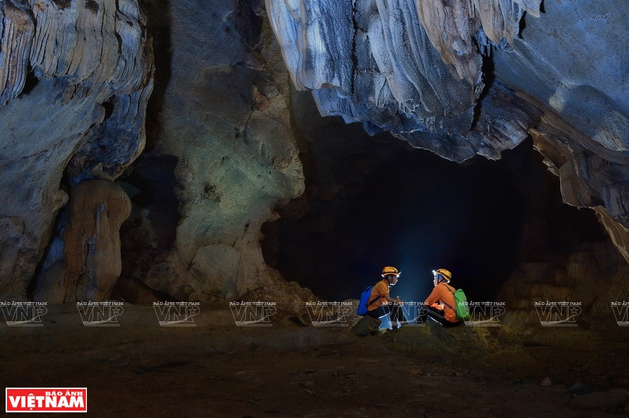 Se encuentra la hermosa cueva de Cha Loi, al pie de una gran montaña en el pueblo de Cay Sung, comuna de Ngan Thuy, municipio de Le Thuy. Foto: Ly Hoang Long