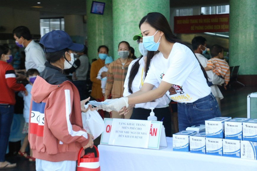 Con respecto a sus actividades, la finalista Nguyen Huynh Kim Duyen dijo que esta es una responsabilidad que una finalista universal debe hacer. Desde su participación en el concurso de Miss Universo 2019, la muchacha ha participado activamente en las actividades sociales y es conocida por su carácter amable. Ella y sus amigos entregaron mascarillas médicas a pacientes y sus familias en varias hospitales para prevenir y combatir contra la pandemia del COVID-19. La epidemia, que inició a finales de 2019 en China, ha impacto en gran medida en todos los aspectos de la vida social y la economía nacional y global enferma. (Fuente: Vietnam +)