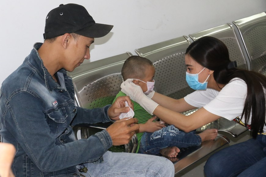 La finalista Nguyen Huynh Kim Duyen entrega máscaras a los pacientes y sus familiares en el Hospital Infantil y el Hospital de Obstetricia y Ginecología de ciudad de Can Tho. La entrega se lleva a cabo en el contexto de que la pandemia del COVID-19 registra evolución compleja en Vietnam y el mundo. Según los expertos, llevar mascarillas sanitarias es una de las medidas más importantes y efectivas para prevenir y luchar con la epidemia del coronavirus. El virus que provoca la COVID-19 se transmite a través del contacto con gotitas respiratorias procedentes de tos o estornudos de una persona enferma. (Fuente: Vietnam +)