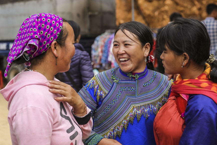 . No solo vienen al mercado de Can Cau a comprar, vender e intercambiar mercancías, hay personas que llegan por costumbre. Todos los sábados, los aldeanos se reúnen para ir de compras al mercado desde muy temprano. Vienen al mercado a intercambiar, a reunirse con amigos en aldeas remotas, a preguntar sobre su salud y cómo hacer negocios. Se encuentran en medio del mercado, se detienen a preguntarse y se ríen felices para animar el ambiente. El mercado también es un lugar para que las parejas tengan la oportunidad de conocerse, expresarse y amarse. Solo aquí los turistas pueden experimentarse el animado ambiente de los mercados de las tierras altas. (Foto: Vietnamplus) 