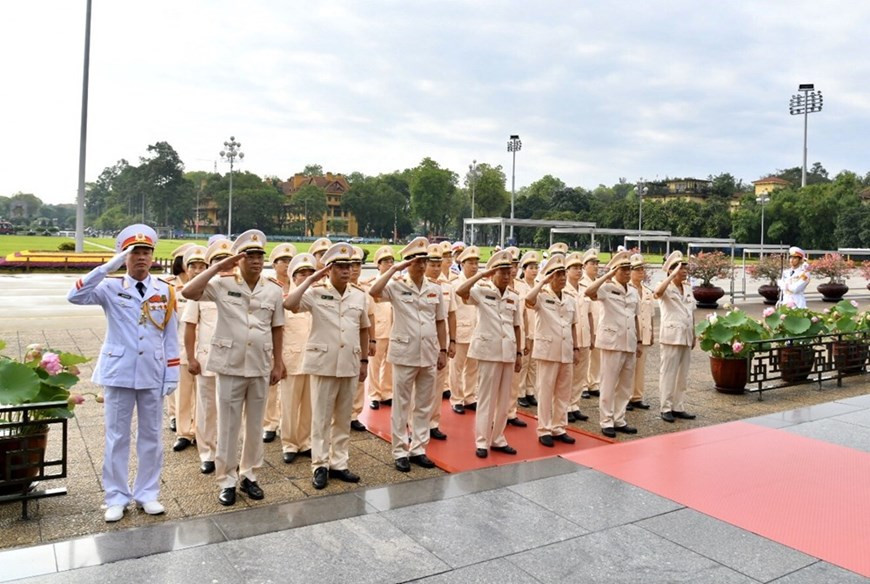 Los trabajos de construcción comenzaron el 2 de septiembre de 1973 y el mausoleo se inauguró formalmente el 29 de agosto de 1975. Se inspiró en el mausoleo de Lenin en Moscú, pero incorpora distintos elementos arquitectónicos vietnamitas, como el techo inclinado. El exterior es de granito gris, mientras que el interior es de piedra pulida gris, negra y roja. El pórtico del mausoleo tiene inscritas las palabras "Chủ tịch Hồ-Chí-Minh" (presidente Ho Chi Minh). La pancarta al lado dice "Nước Cộng Hòa Xã Hội Chủ Nghĩa Việt Nam Muôn Năm" (en: "Viva la República Socialista de Vietnam"). Desde su inauguración en agosto de 1975, el Mausoleo de Ho Chi Minh es uno de los puntos de mayor interés de esta capital y está integrado a la historia, política y social de Vietnam. (Fuente: Vietnam+) 