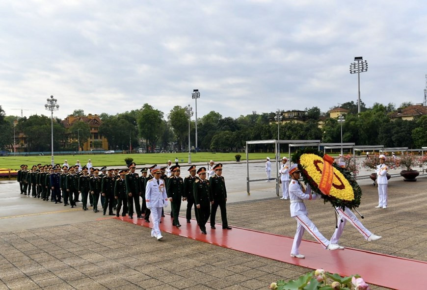 La estructura tiene 21,6 metros de altura y 41,2 metros de ancho. Flanqueando el mausoleo hay dos plataformas con siete escalones para ver el desfile. La plaza frente al mausoleo está dividida en 240 cuadrados verdes separados por caminos. Los jardines que rodean el mausoleo tienen casi 250 especies diferentes de plantas y flores, todas de diferentes regiones de Vietnam. El cuerpo embalsamado del presidente Ho Chi Minh se conserva en el vestíbulo central más fresco del mausoleo, que está protegido por una guardia de honor militar. El cuerpo se encuentra en una caja de vidrio con luces tenues. El mausoleo generalmente está abierto al público. (Fuente: Vietnam+) 