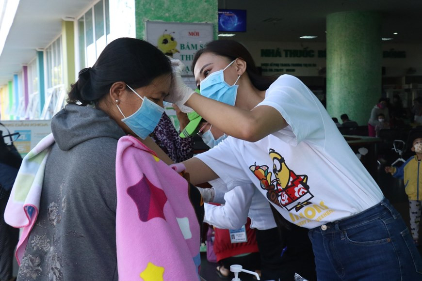 En el futuro cercano, la finalista Nguyen Huynh Kim Duyen se comprometió a continuar llevando a cabo muchos proyectos más grandes dirigidos a la educación y a favor de los niños y las mujeres. La muchacha, nacida en 1995, proviene de la ciudad sureña de Can Tho. Kim Duyen participa en el concurso de Miss Universo en 2019 y se convirtió en una de las cinco finalistas del certamen. La joven realizó estudios en Singapur. La entrega de mascarillas en varios hospitales en el Sur forma parte de sus actividades como finalista del concurso. Kim Duyen compartió hoy esta es su responsabilidad. (Fuente: Vietnam +)