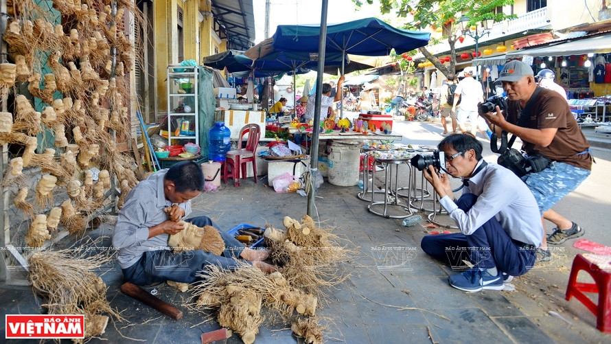 Turistas nipones se interesan en las obras de Do. Foto: Thanh Hoa / VNP