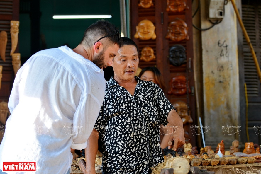 A los turistas extranjeros les gusta conversar con el artesano. Foto: Thanh Hoa / VNP