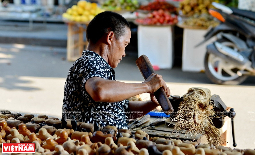 Su taller es situada al lado del mercado Hoi An. Foto: Thanh Hoa / VNP