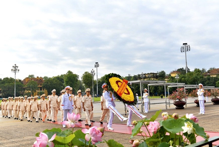 El Mausoleo del Presidente Ho Chi Minh, uno de los destinos imperdibles para visitantes en Hanoi, cerraron sus puertas desde el 23 de marzo debido a la epidemia, y se reabrieron a los turistas en ocasión del Día de la Reunificación Nacional (30 de abril) y el Día Internacional del Trabajador (primero de mayo). A partir del 12 de mayo pasado, la construcción recibe a los visitantes, con nuevas regulaciones adaptadas a la nueva normalidad, tales como el uso obligatorio de cubrebocas y desinfectante. Desde su inauguración en agosto de 1975, el Mausoleo de Ho Chi Minh es uno de los puntos de mayor interés de esta capital y está integrado a la historia, política y social de Vietnam. (Fuente: Vietnam+) 