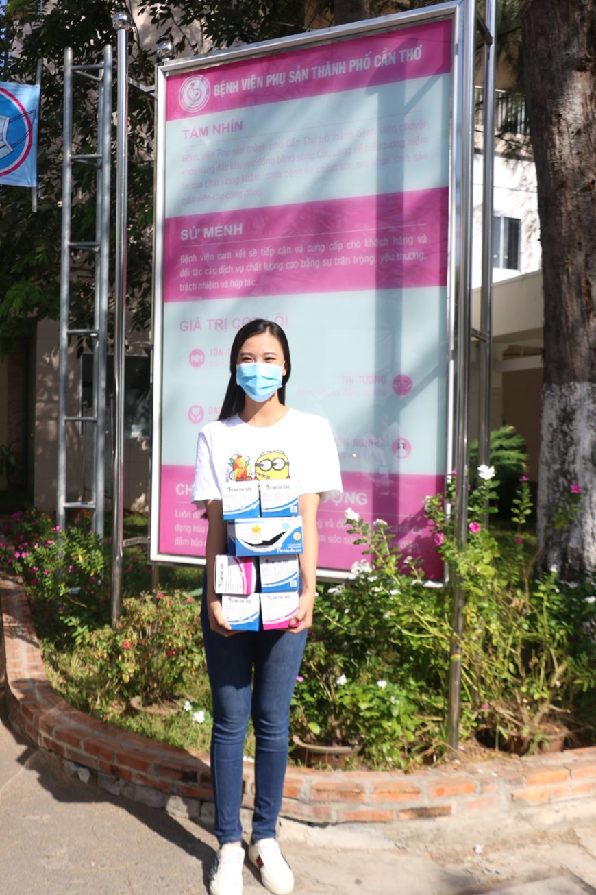 La finalista Nguyen Huynh Kim Duyen, oriunda de la ciudad sureña de Can Tho, compartió que muchas personas todavía no tienen la costumbre de usar máscaras cuando van a lugares públicos. Esto afecta tanto a la salud como a las personas alrededor. Duyen cree que cada persona debe protegerse a sí mismo, puesto que en medio de la evolución complicada de la pandemia del COVID-19, esta es una medida importante y esencial para combatir contra el coronavirus. Iniciada a finales de 2019 en China, la pandemia ha impactado en toda la economía mundial y todos los aspectos de la vida social.(Fuente: Vietnam +)