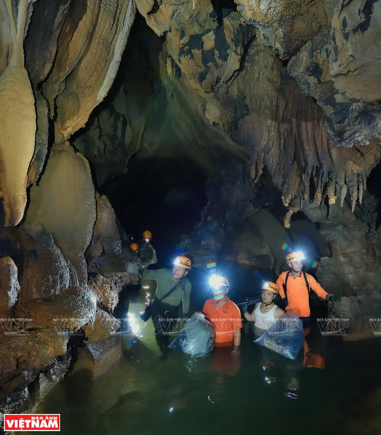 Con una temperatura estable de 20 grados centígrados, los visitantes pueden andar por el río subterráneo. Foto: Ly Hoang Long