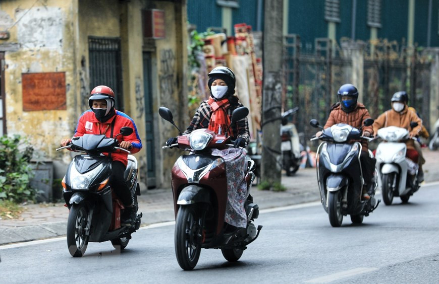 El clima de Hanoi se vuelve frío y ventoso, la temperatura exterior es de alrededor de 11-14 grados Celsius. (Fuente: VNA)