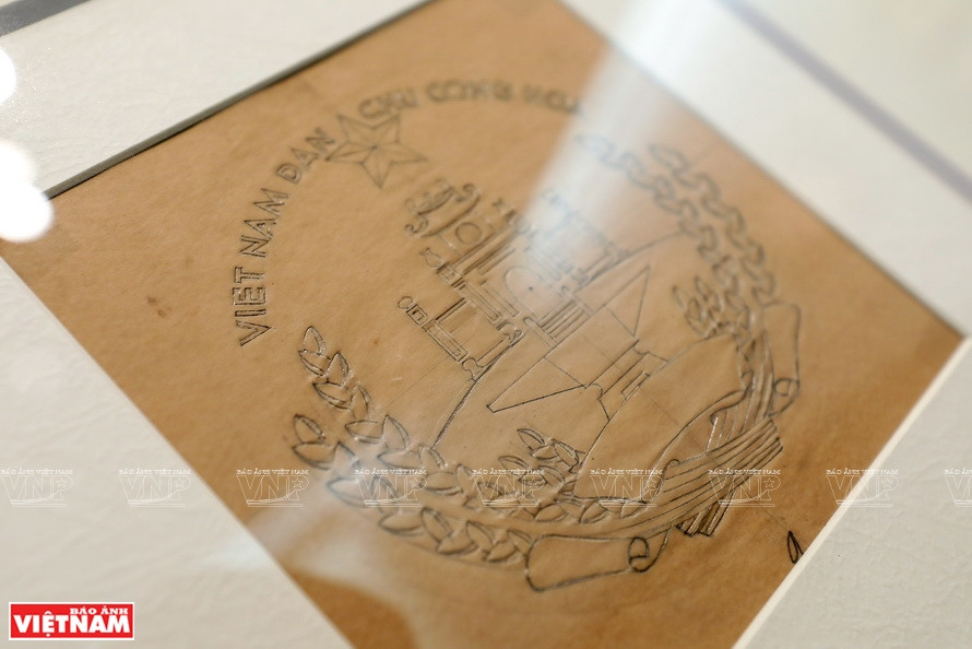 Bocetos del escudo nacional del difunto pintor Bui Trang Chuoc tienen un valor histórico y cultural.