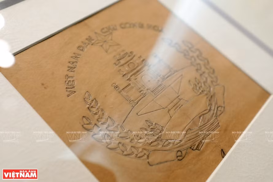 Bocetos del escudo nacional del difunto pintor Bui Trang Chuoc tienen un valor histórico y cultural.