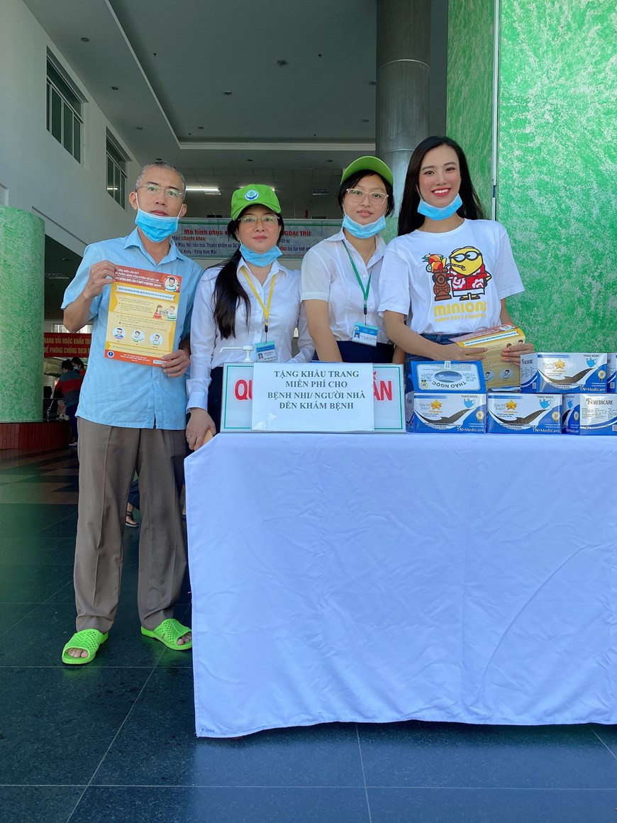 La finalista Nguyen Huynh Kim Duyen y sus amigos entregaron mascarillas gratuitas en varios hospitales. La muchacha compartió que esta es una responsabilidad que una finalista universal debe hacer. La muchacha, nacida en 1995, proviene de la ciudad sureña de Can Tho. Participa en el concurso de Miss Universo en 2019 y se convirtió en una de las cinco finalistas del certamen. Kim Duyen realizó estudios en Singapur. Duyen cree que cada persona debe protegerse a sí mismo y llevar mascarillas es una medida más importante y efectiva para combatir contra el coronavirus. El brote del COVID-19 inició a finales de diciembre de 2019 en China y se propaga en todo el mundo. (Fuente: Vietnam +)
